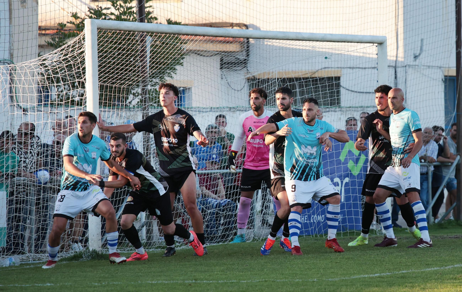 El Industrial, obligado a derribar la férrea defensa del Arcos para pasar a la final de ascenso.