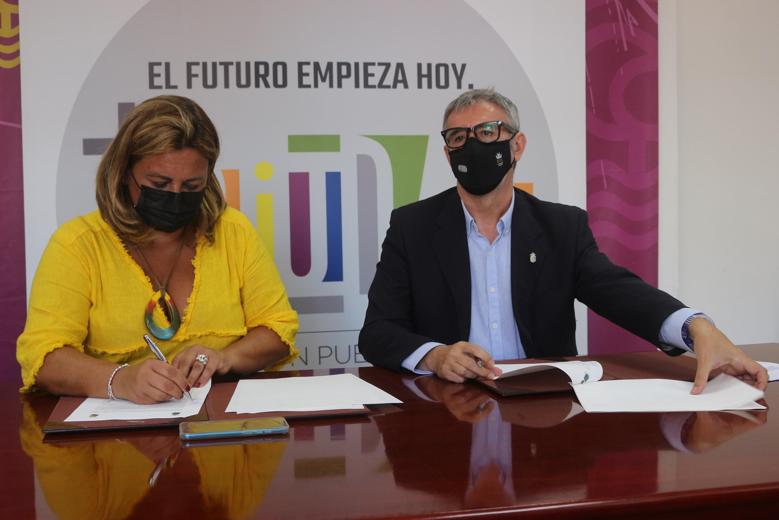 Francisco Piniella y Elena Amaya en un encuentro en el Ayuntamiento de Puerto Real