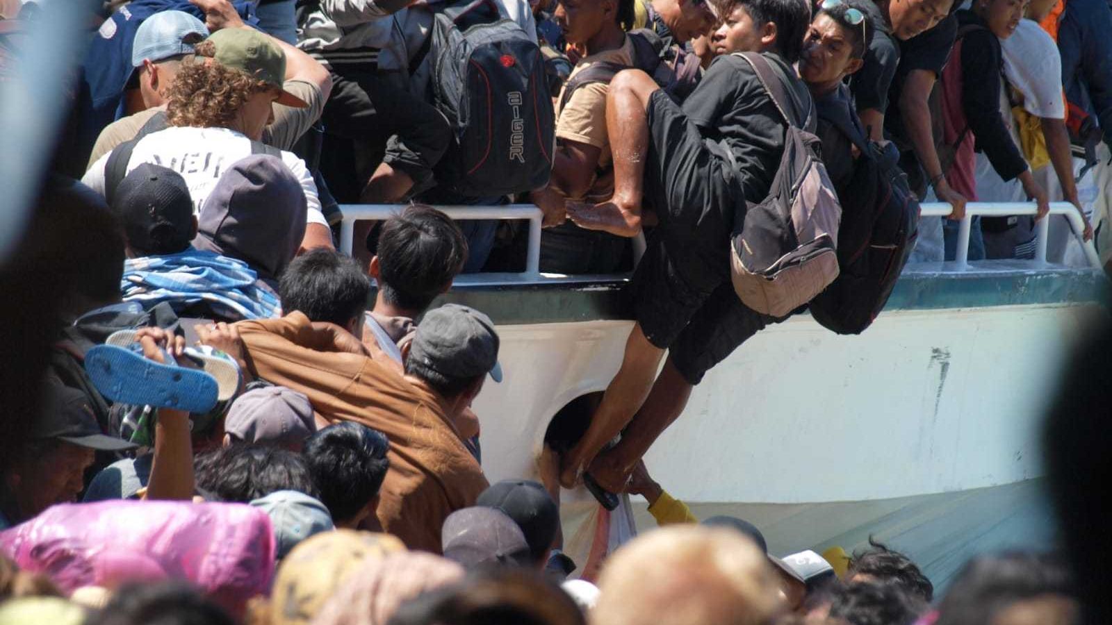Fotografías de personas trepando por la borda del barco camino a Lombok