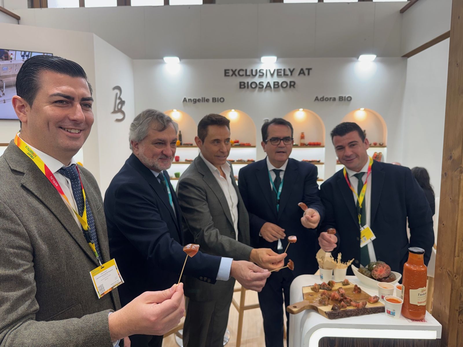 El alcalde de Níjar, primero por la izquierda, este miércoles en Berlín.