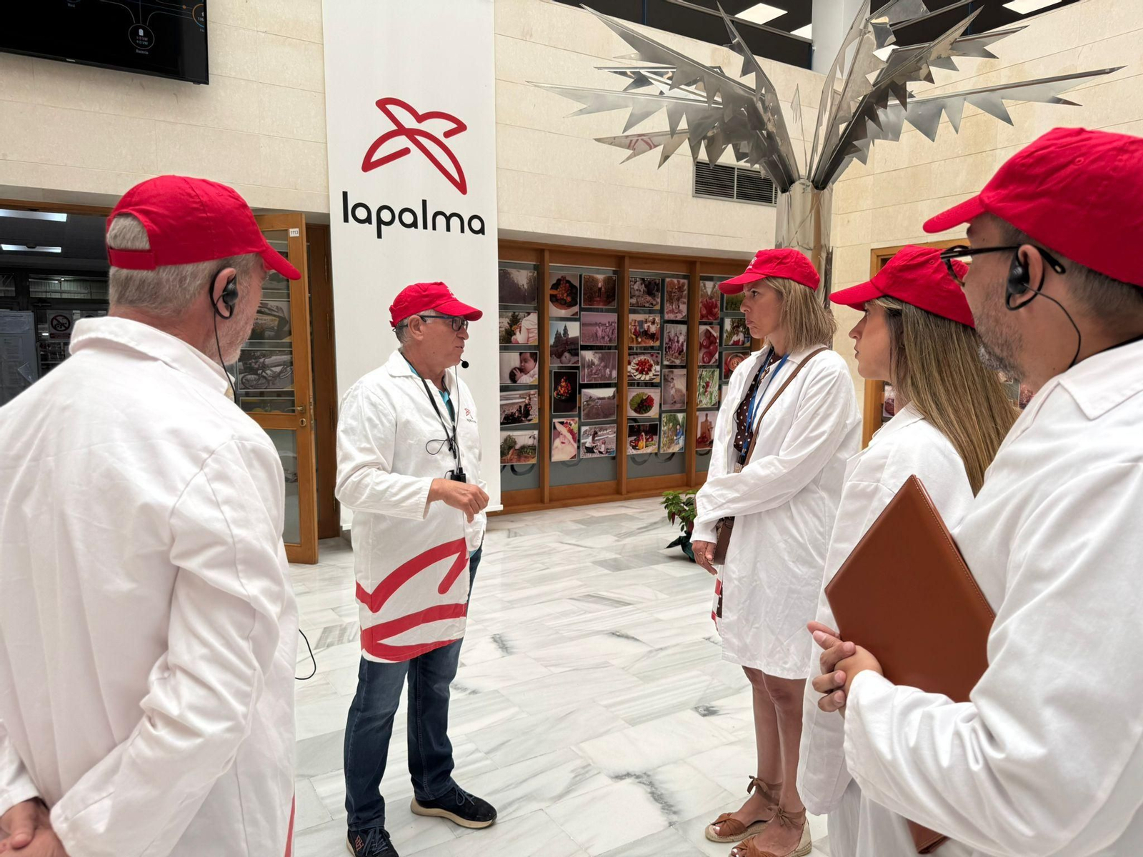 Las touroperadoras visitaron las instalaciones de la Cooperativa La Palma