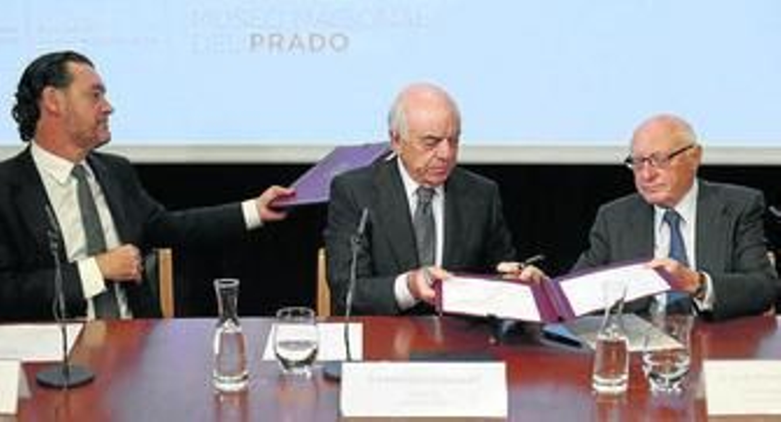Zugaza, González y Pérez-Llorca, ayer, en la firma del convenio.