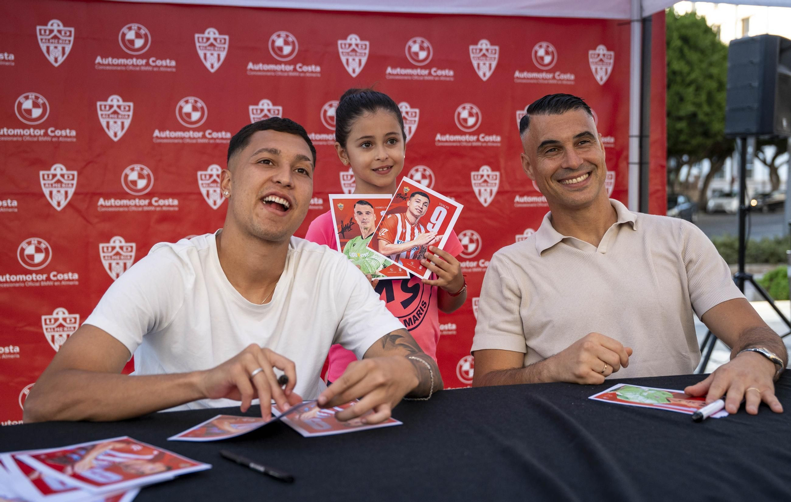 Los jugadores de la UDA Thalys y Andrés firman autógrafos