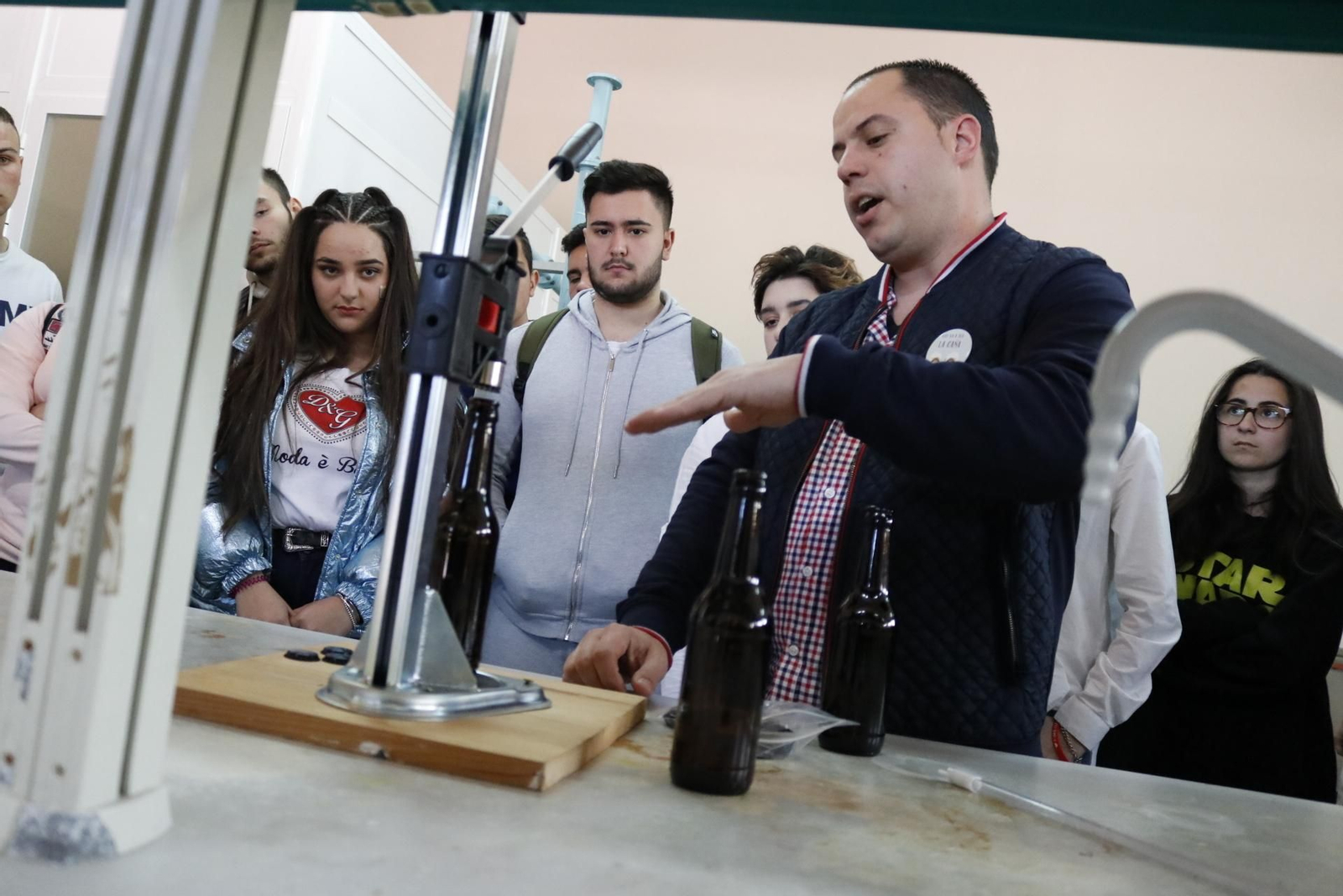 Imágenes de la presentación de la nueva cerveza de los alumnos del IES Mediterráneo