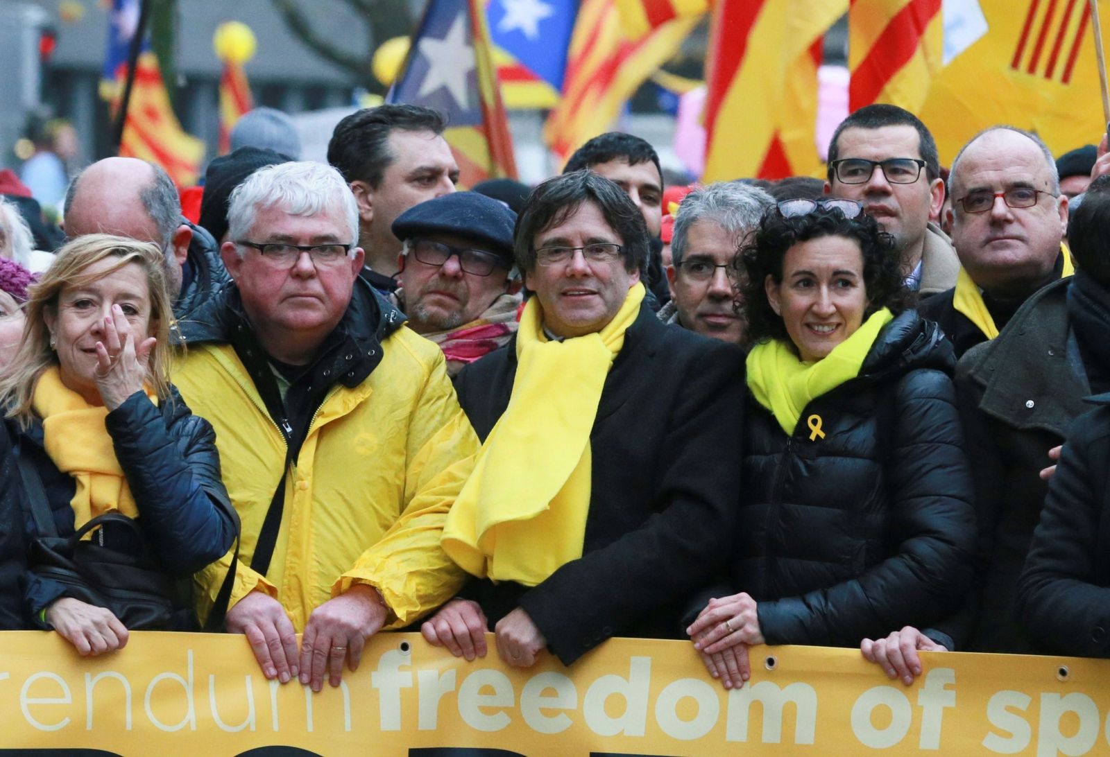 Carles Puigdemont y Marta Rovira, junto a otros, en una protesta independentista.