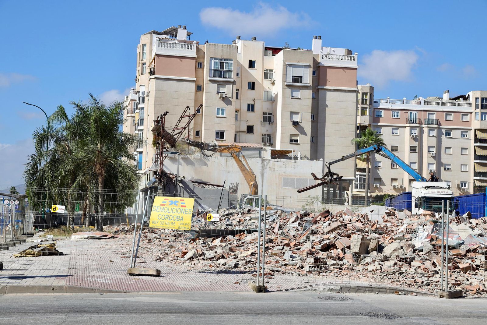 Las antiguas cocheras de Portillo reducidas a escombros en fotos