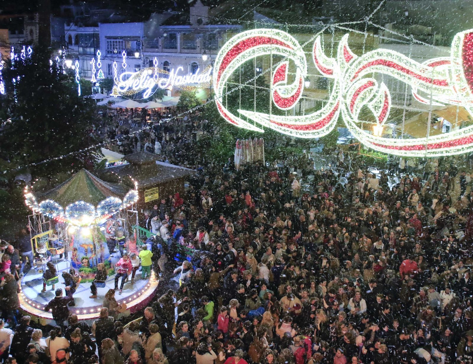 Alumbrado y "nevada" para saludar la Navidad