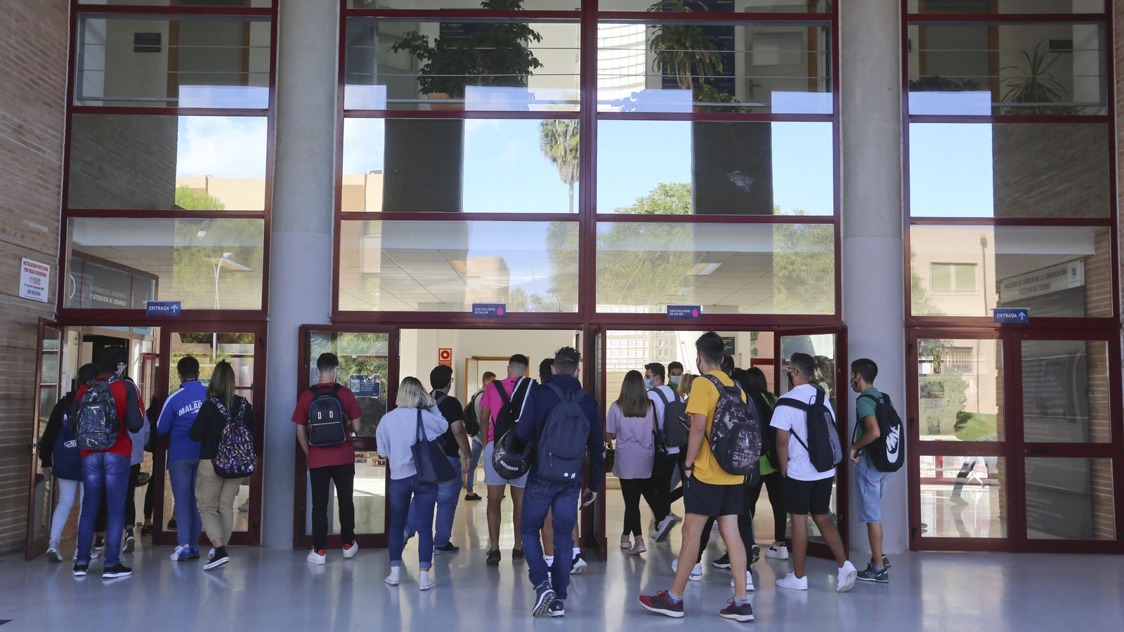 Universitarios entran en la Facultad de Turismo y Ciencias de la Comunicación de Málaga.