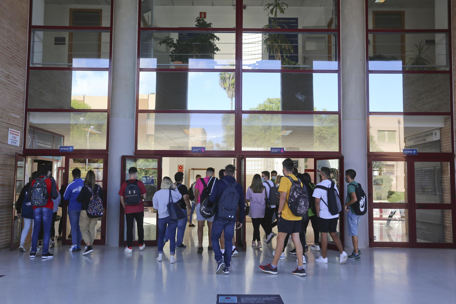 Universitarios entran en la Facultad de Turismo y Ciencias de la Comunicación de Málaga. Universitarios entran en la Facultad de Turismo y Ciencias de la Comunicación de Málaga.