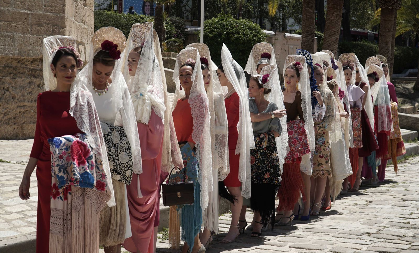 Desfile de mantillas blancas en la preferia