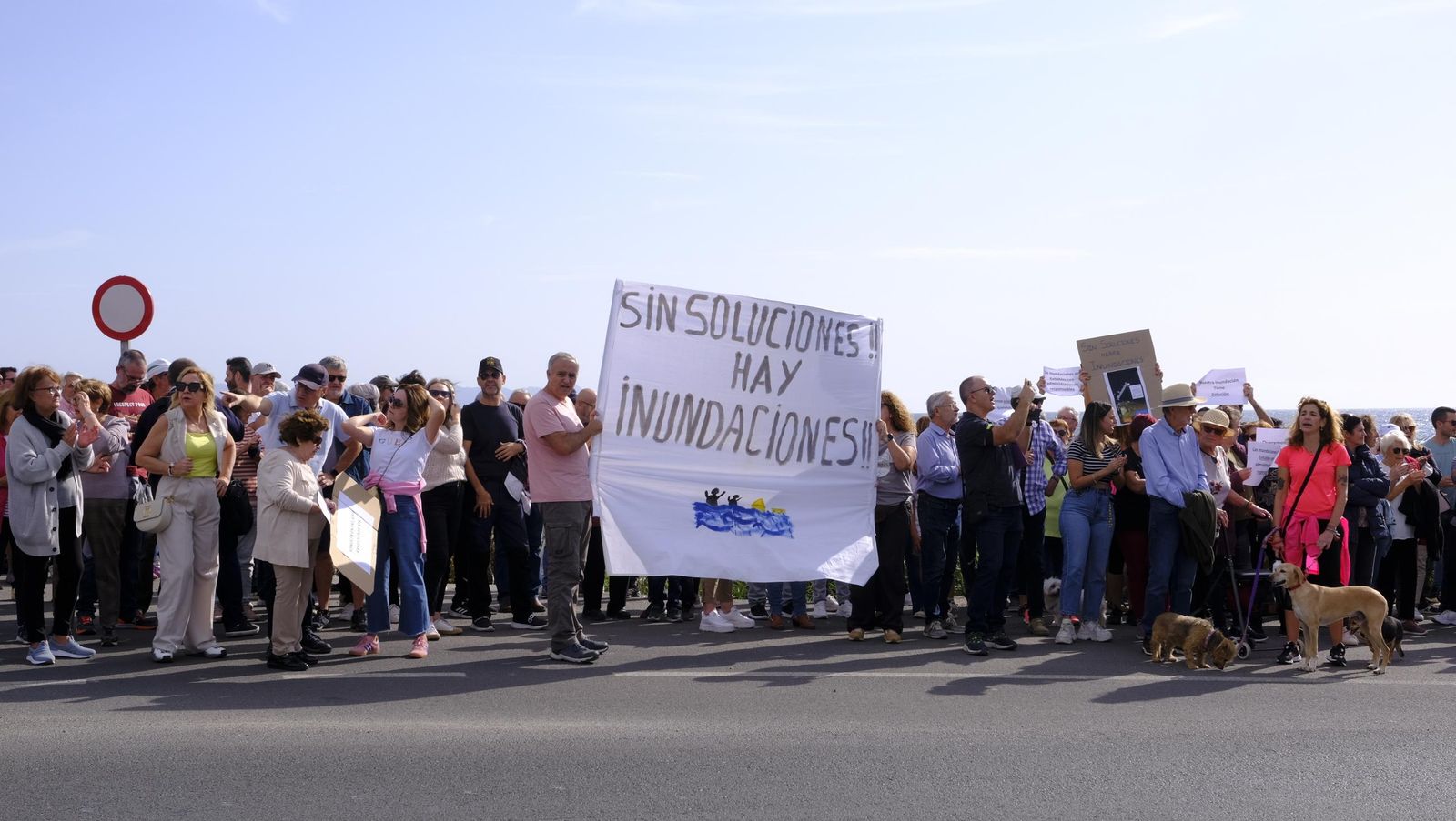 Los vecinos de Costacabana se manifiestan por el arreglo de su rambla, en imágenes