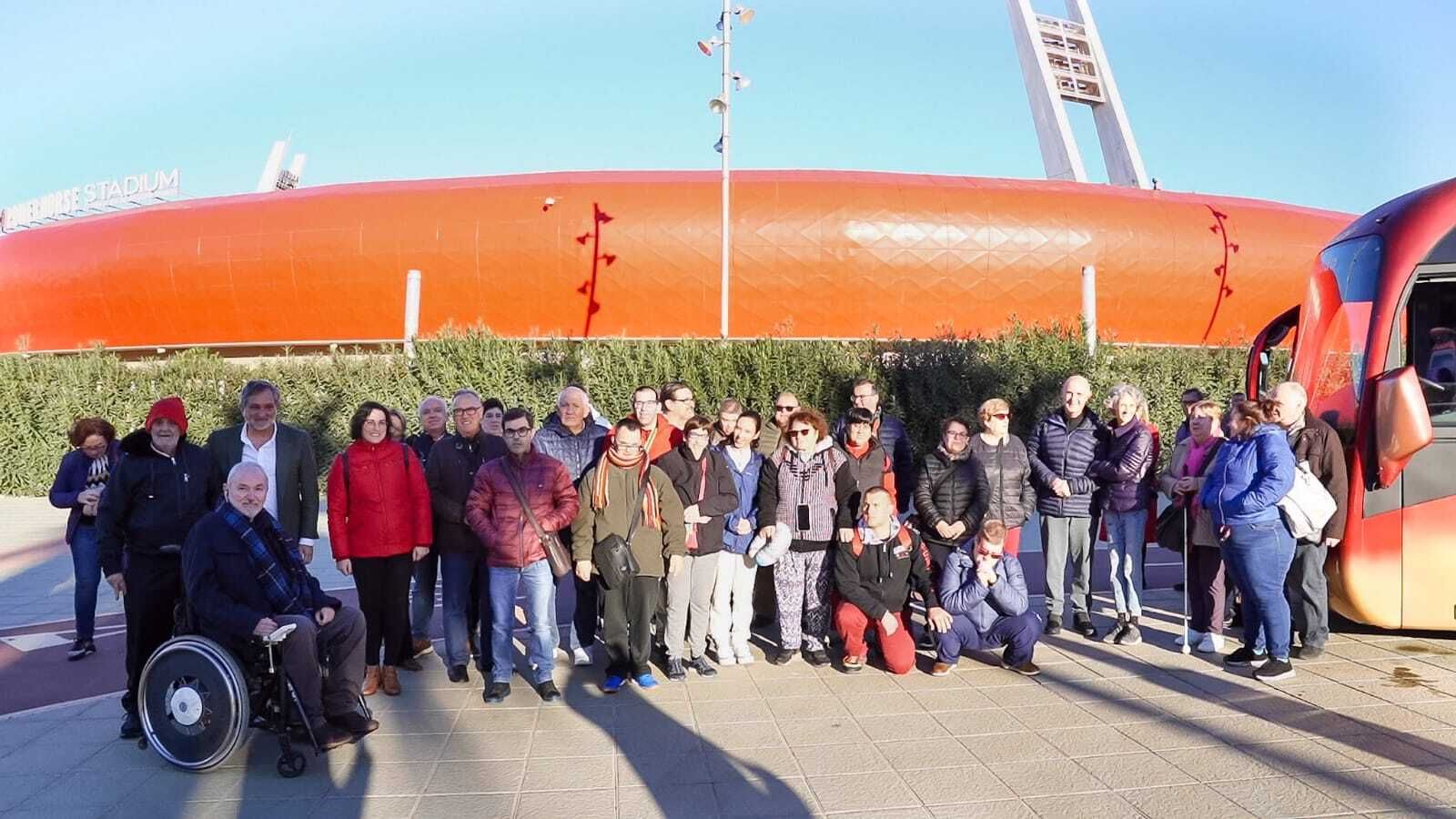 Un grupo de treinta personas con discapacidad ha emprendido un viaje hasta la provincia de Sevilla.