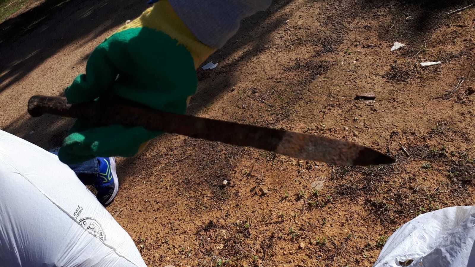 La espada encontrada por los voluntarios.