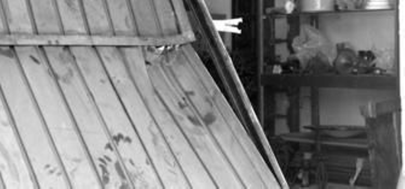 Tras la puerta reventada por los Geos de este garaje usado como cuadra,  en un colchón encadenado las 24 horas del día ha estado el empresario.