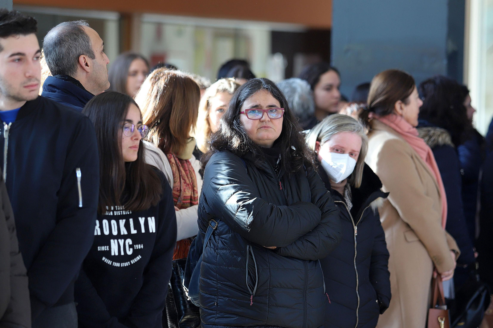 Compañeros y profesores de los estudiantes de Trabajo Social guardan un minuto de silencio en memoria de sus compañeros fallecidos en el incendio, en imágenes