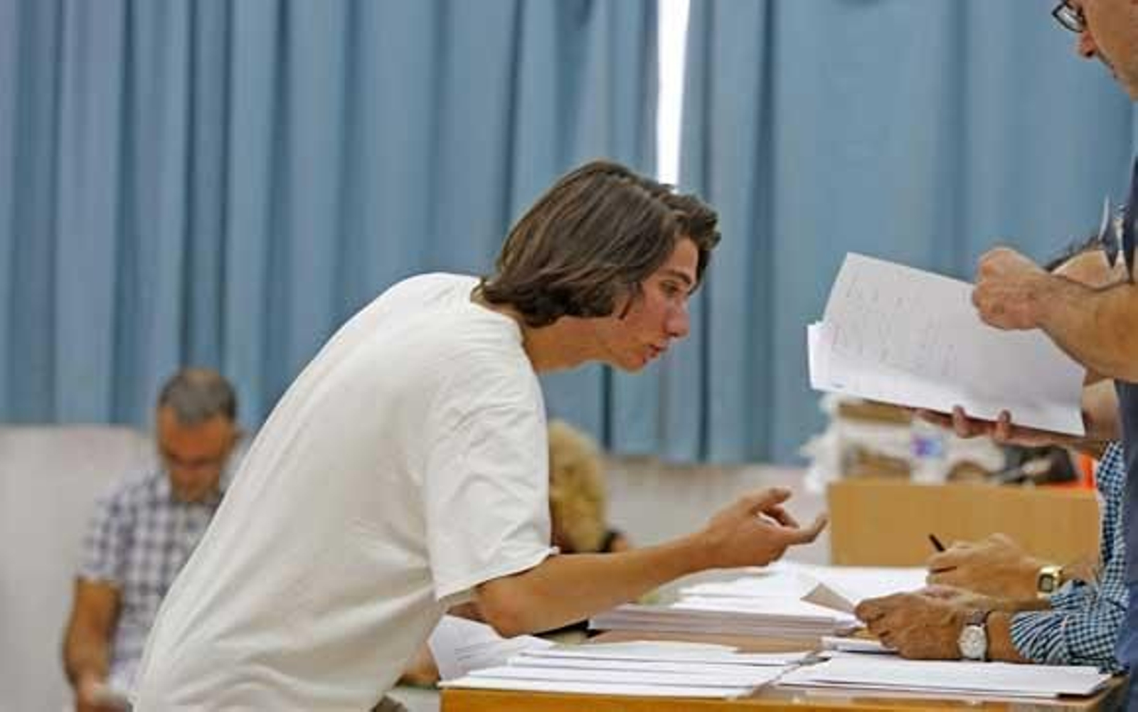 Un alumno entrega uno de los exámenes de la fase general que se desarrolló ayer en el Campus de Jerez. /Pascual