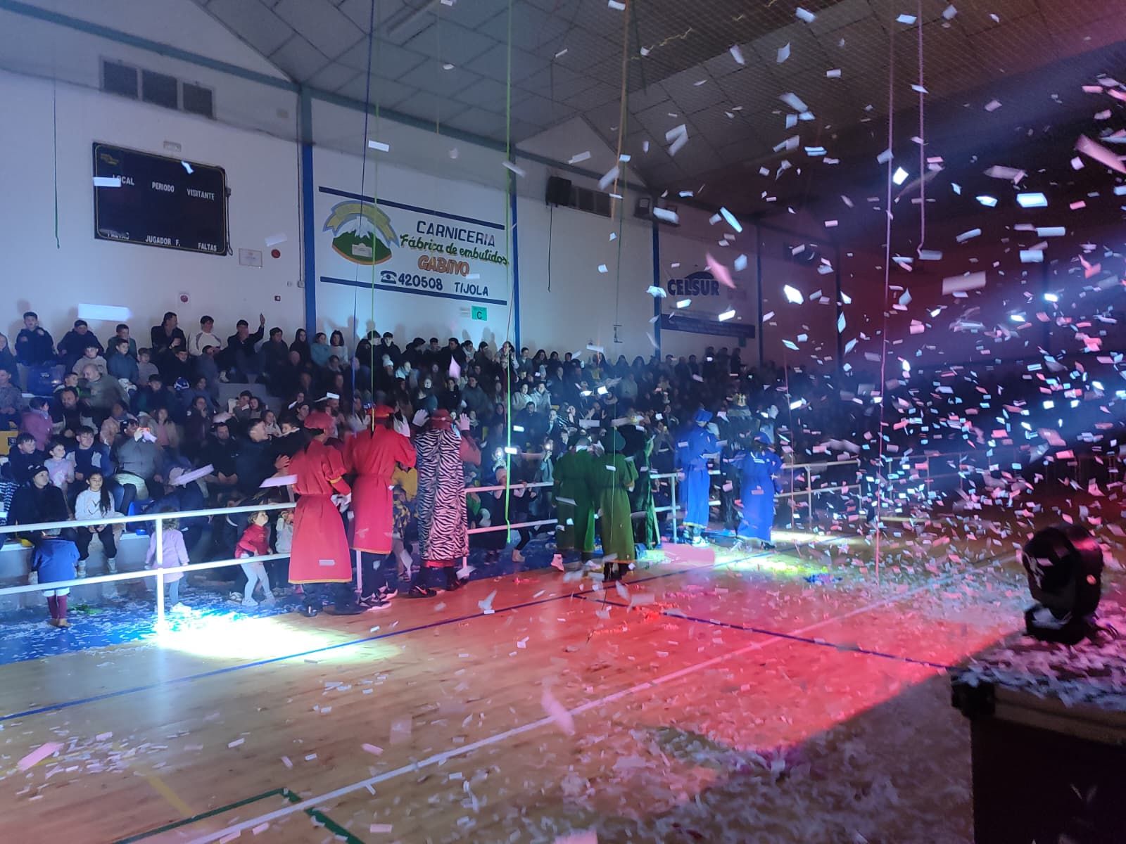 Los Reyes Magos realizan un espectacular acto en Tíjola: el público disfruta de música y bailes