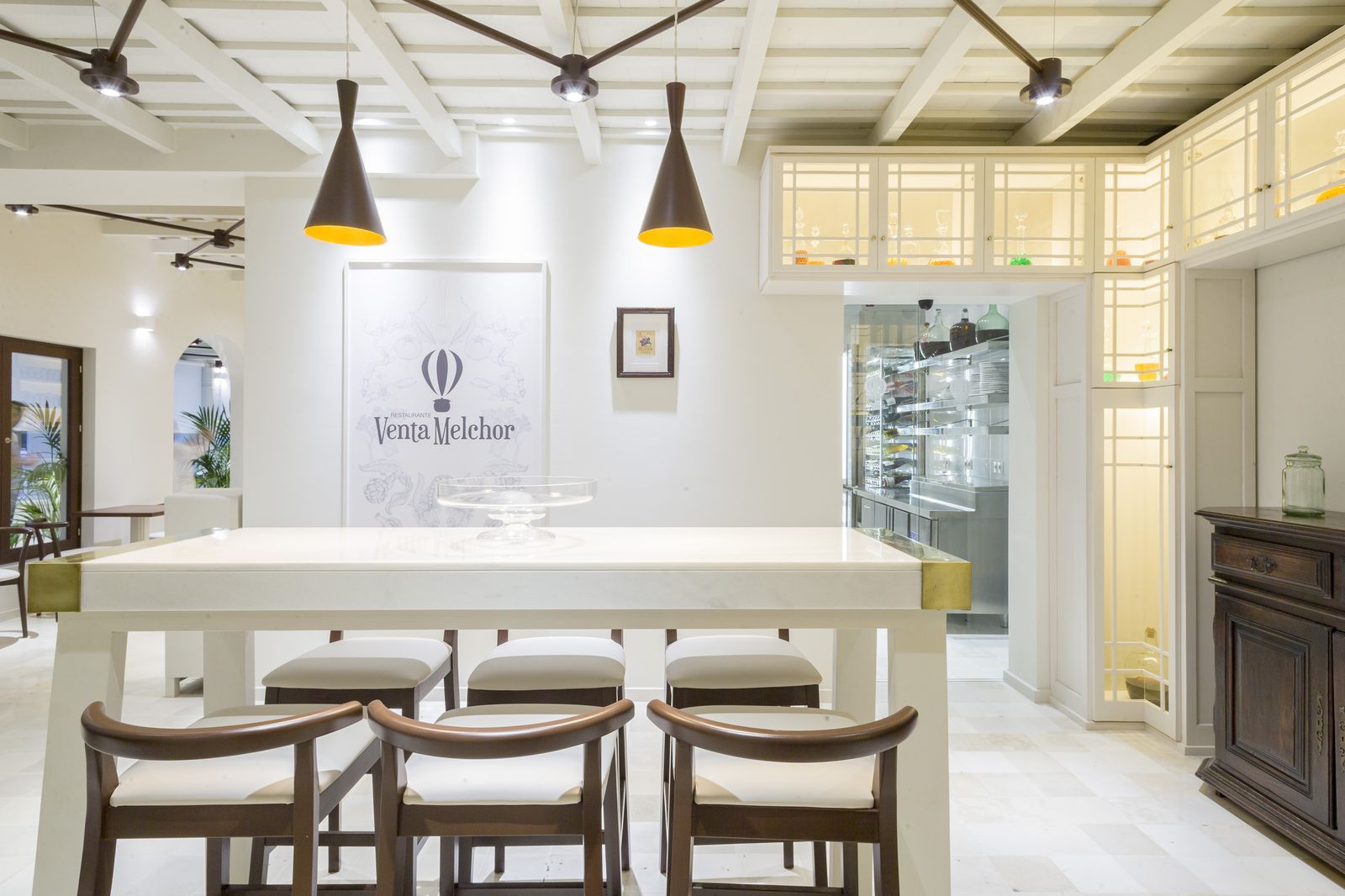 Venta Melchor (Conil). La Venta Melchor es una de las referencias culinarias en La Janda. Petri Benítez prepara con mimo varios platos utilizando el atún rojo de almadraba como ingrediente. Estos platos se incluye dentro de las Jornadas Gastronómicas del atún rojo que se celebran en el mes de mayo. La herencia familiar está muy presente en un establecimiento en el que se dan la mano tradición y cocina moderna en perfecto equilibrio. Dirección: Zona Comercial El Colorado, C.N. 340, Km 18. Salida 15-A48  Km. 11.149 Conil de la Frontera. Reservas: 956 44 50 07 o WhatsApp 673237274. Horario: Martes a sábado de 13:00 a 17:00 y 20:00 a 00:00. Domingos de 13:00-17:00.