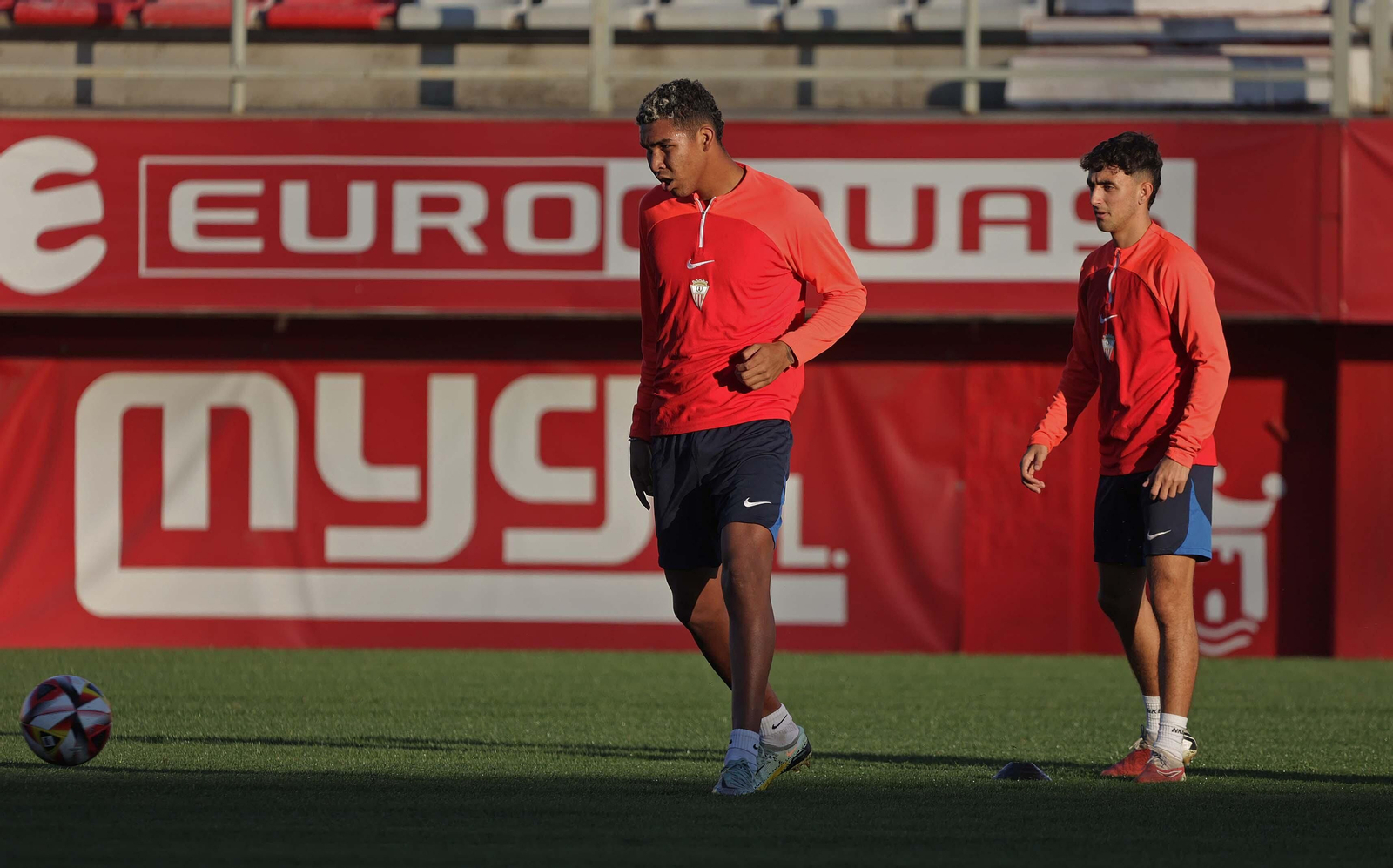 La vuelta a los entrenamientos del Algeciras después del descanso de Navidad, en imágenes