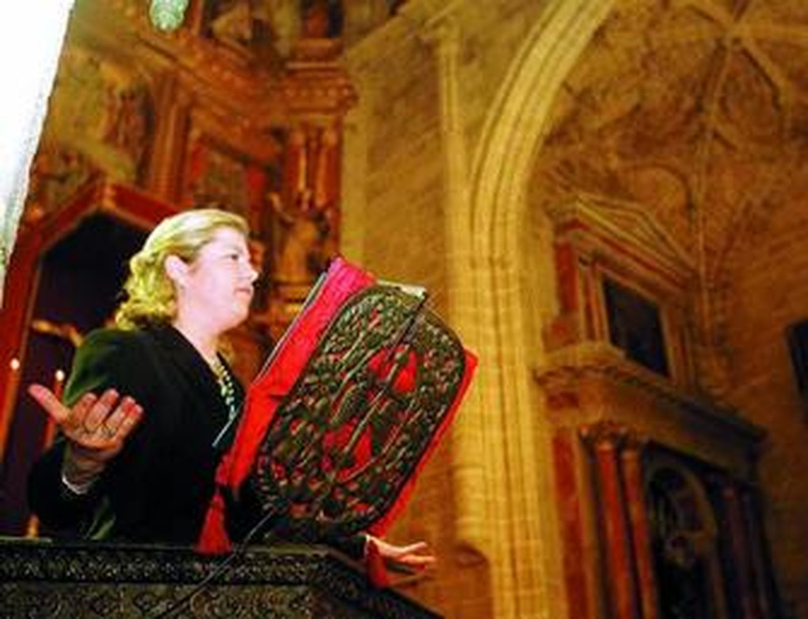 La pregonera Francisca Durán, durante su pregón de la Semana Santa de Jerez del año 2000.