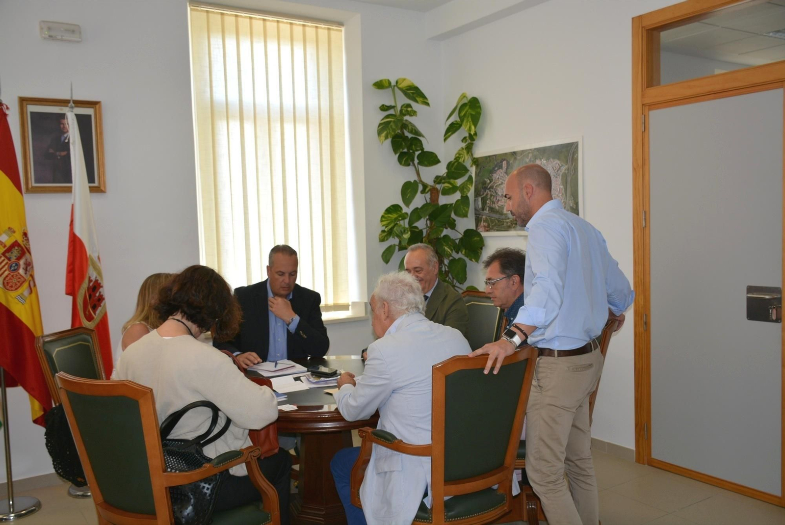 Responsables de la compañía y autoridades locales durante la reunión