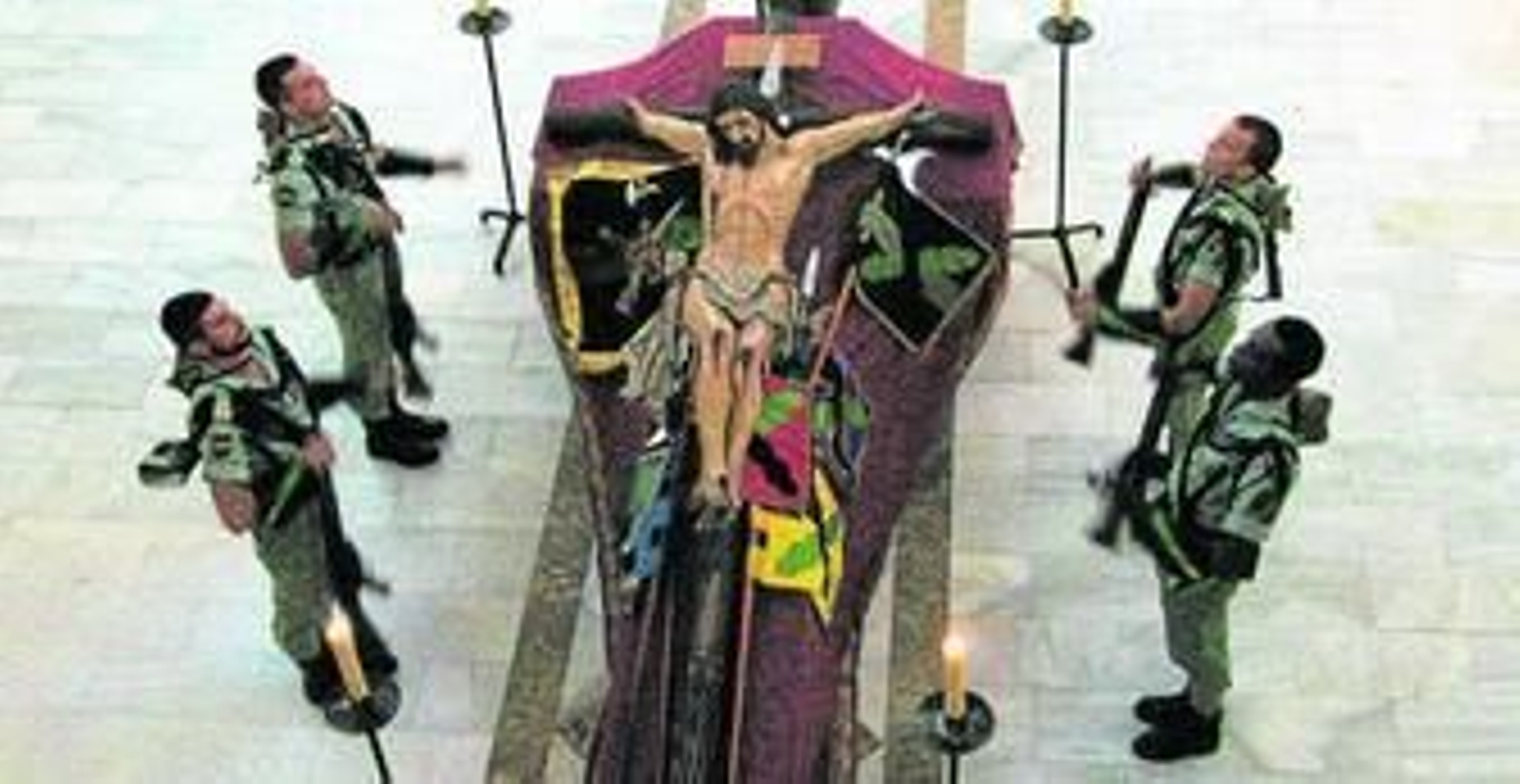 Guardia por parte del Grupo Logístico de La Legión al Cristo de la Buena Muerte en la iglesia de El Parador.