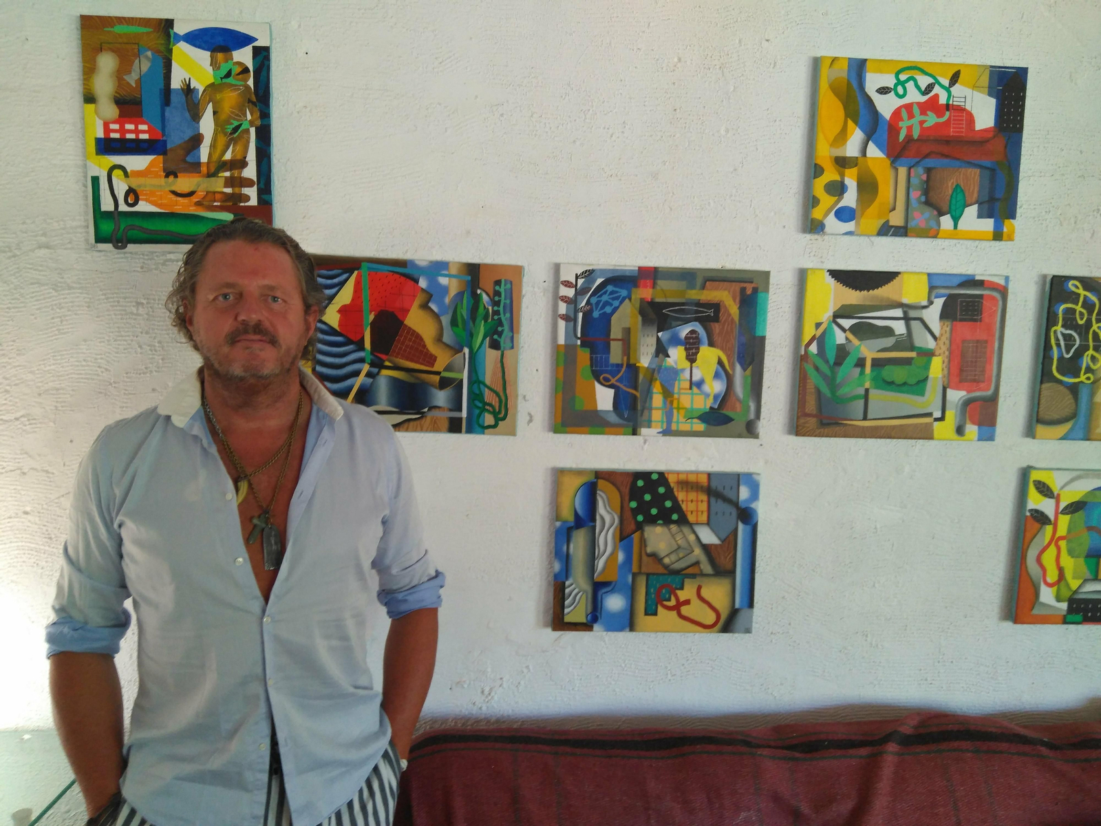 Nando Argüelles junto a obras del madrileño Iván Araujo.