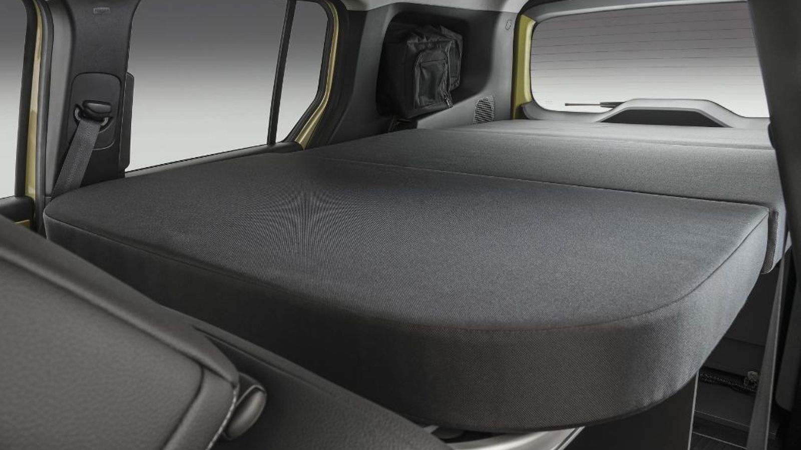 La cama ofrece suficiente espacio para que dos personas duerman en ella.