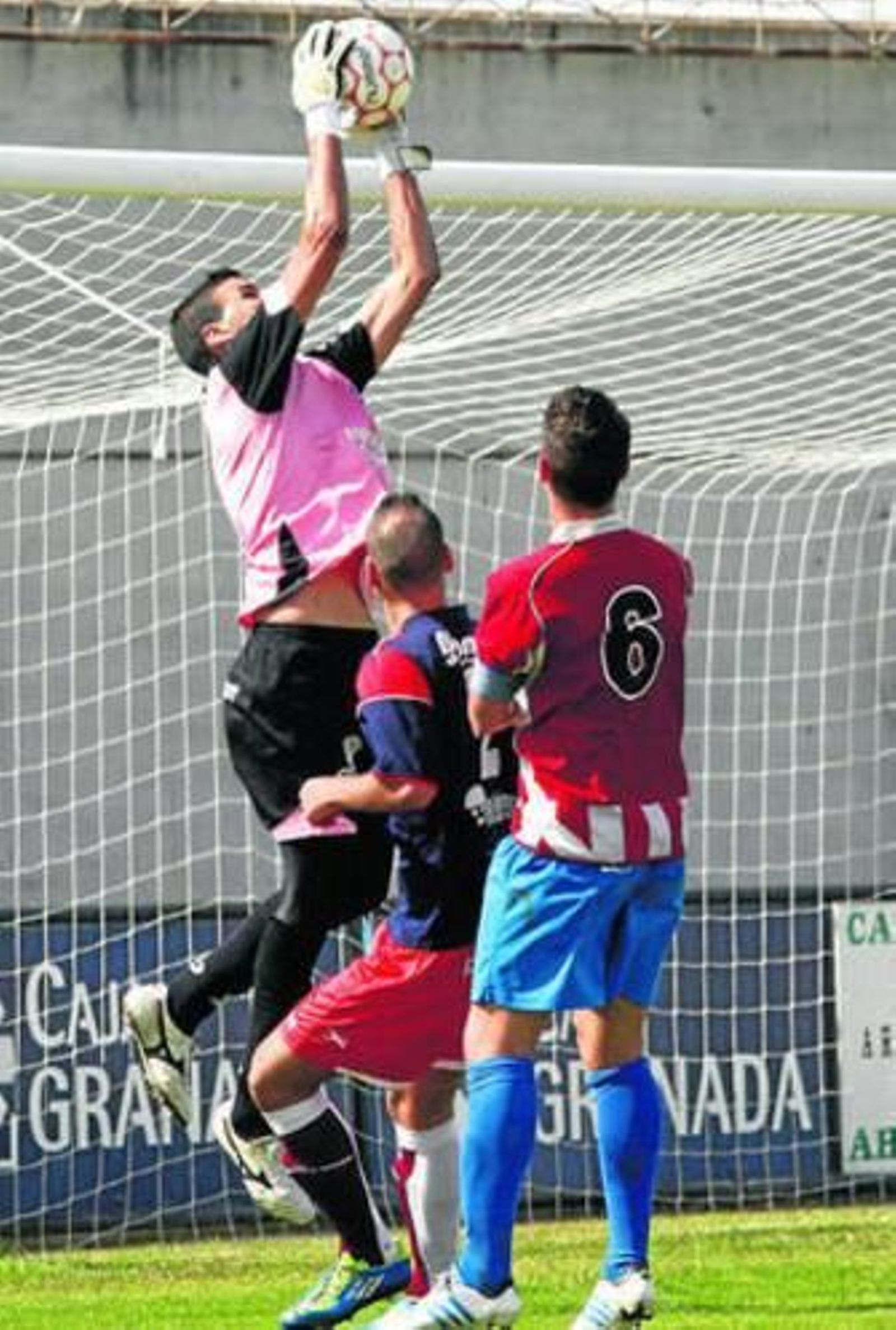 Manolo se impone por alto ante el arenero Juanma.