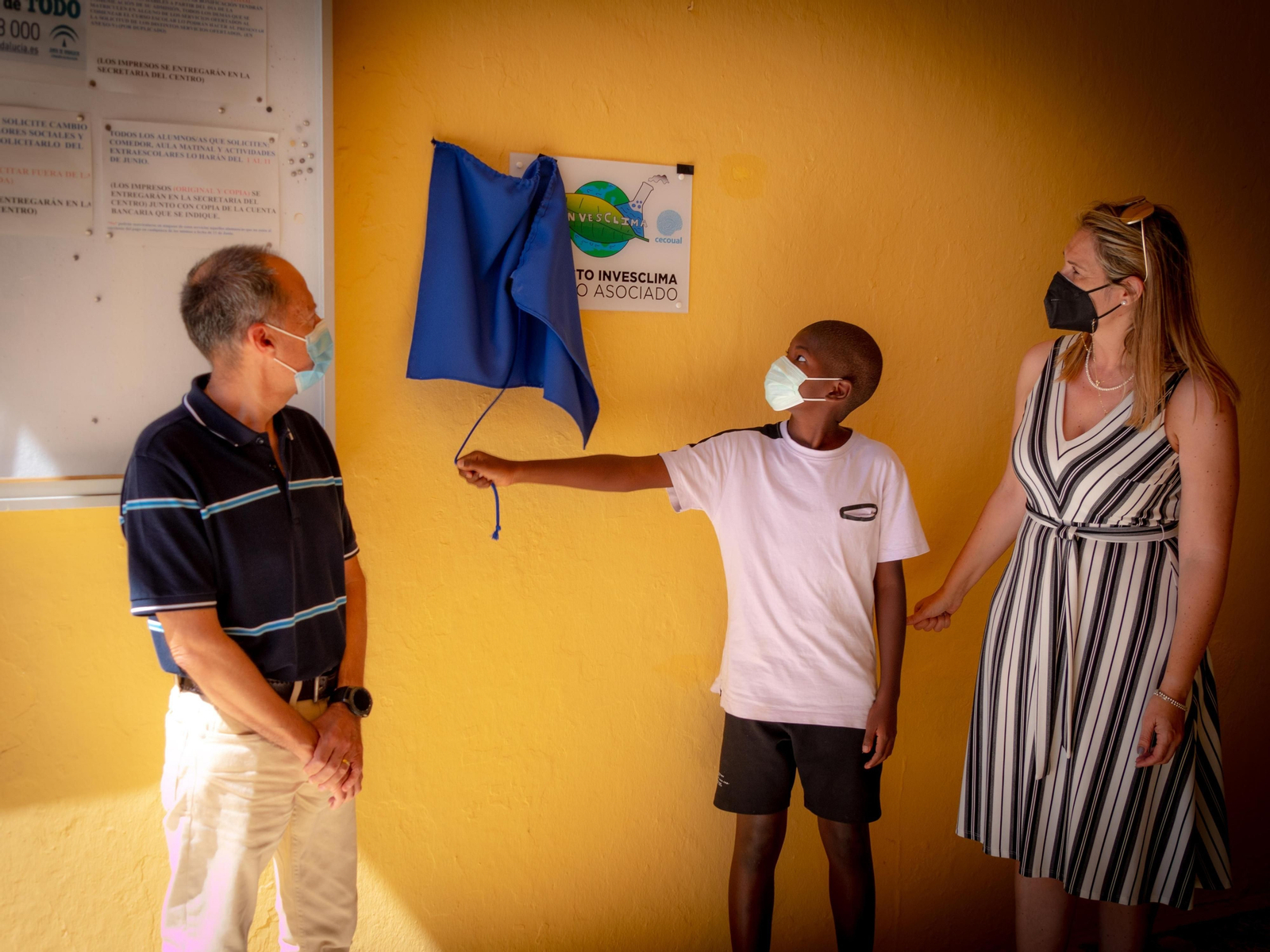 El creador del logo de Invesclima descubre la placa identificativa del proyecto.