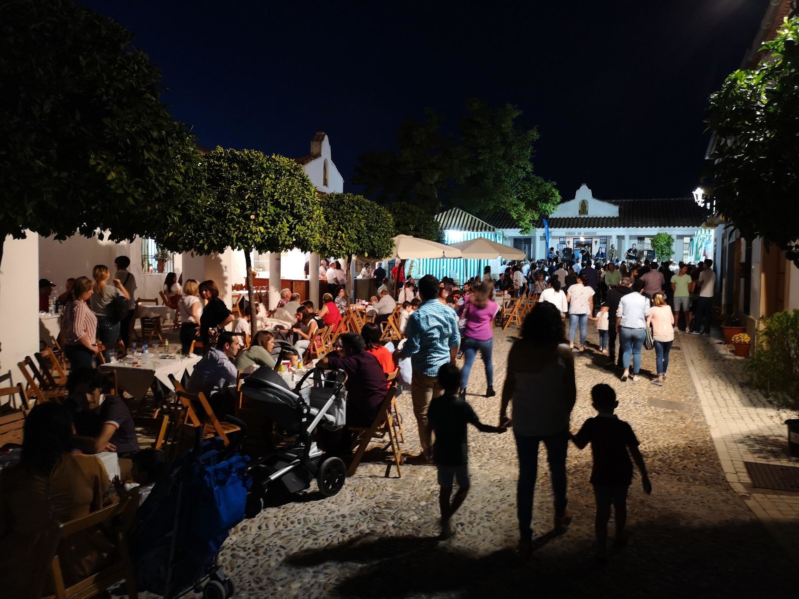 Una terraza llena en el barrio de la Villa este fin de semana.