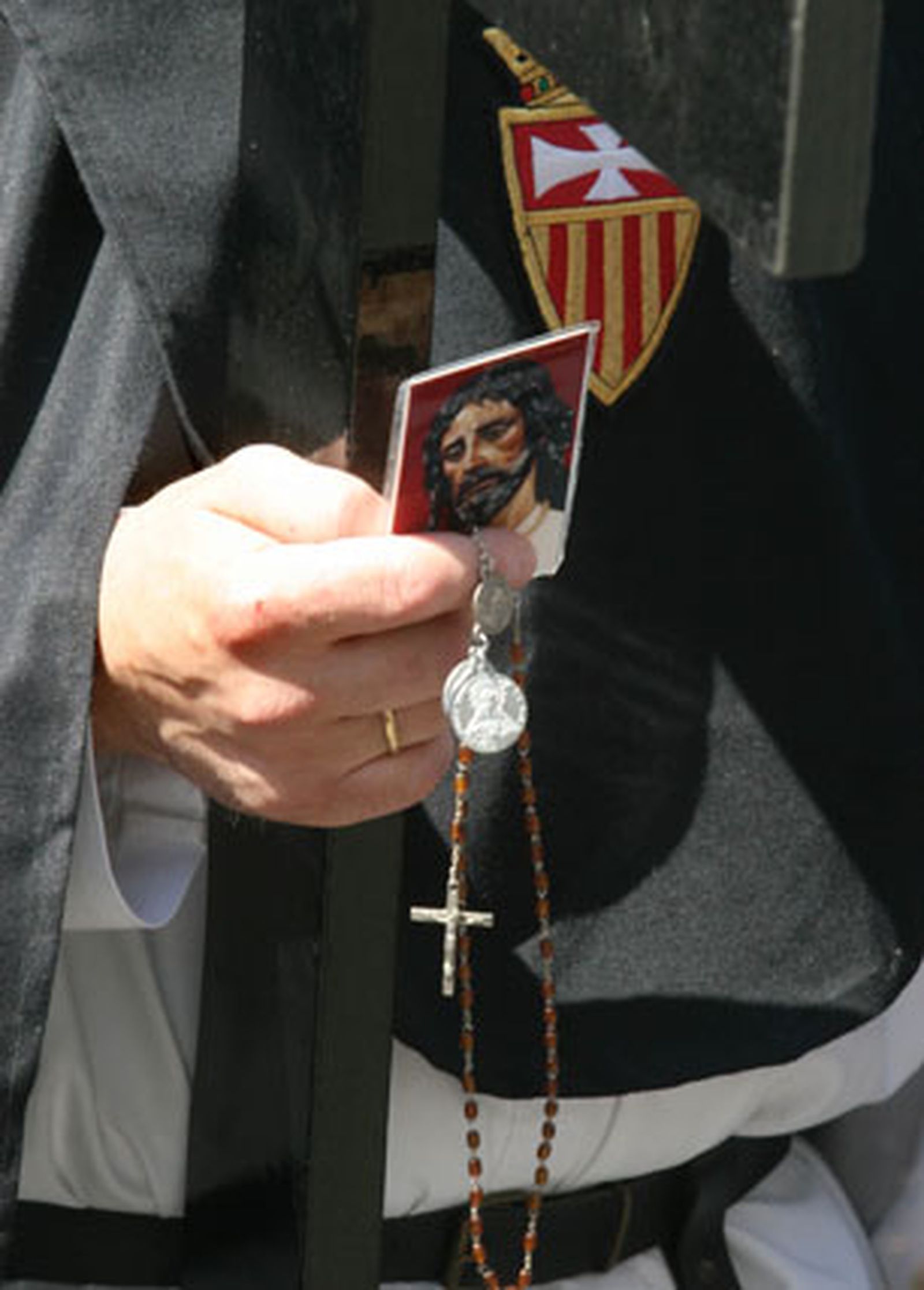 Detalle de una estampa y un rosario de Jesús Cautivo de Santa Genoveva.

Foto: Belén  Vargas