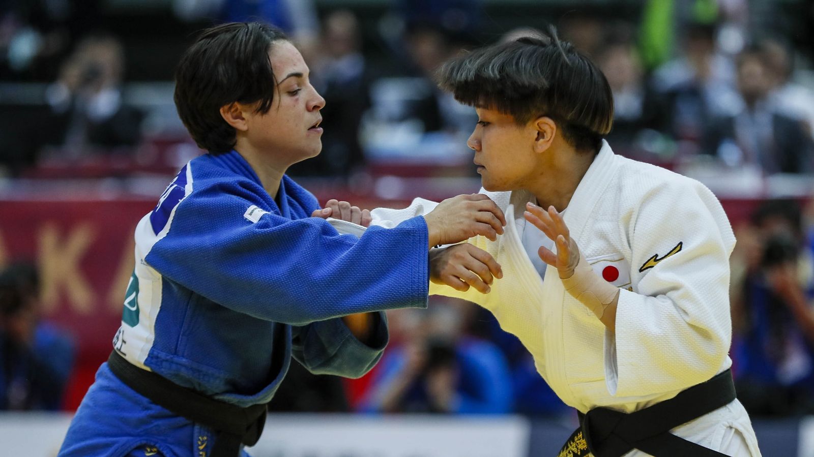 Julia Figueroa, de azul, en un combate internacional.