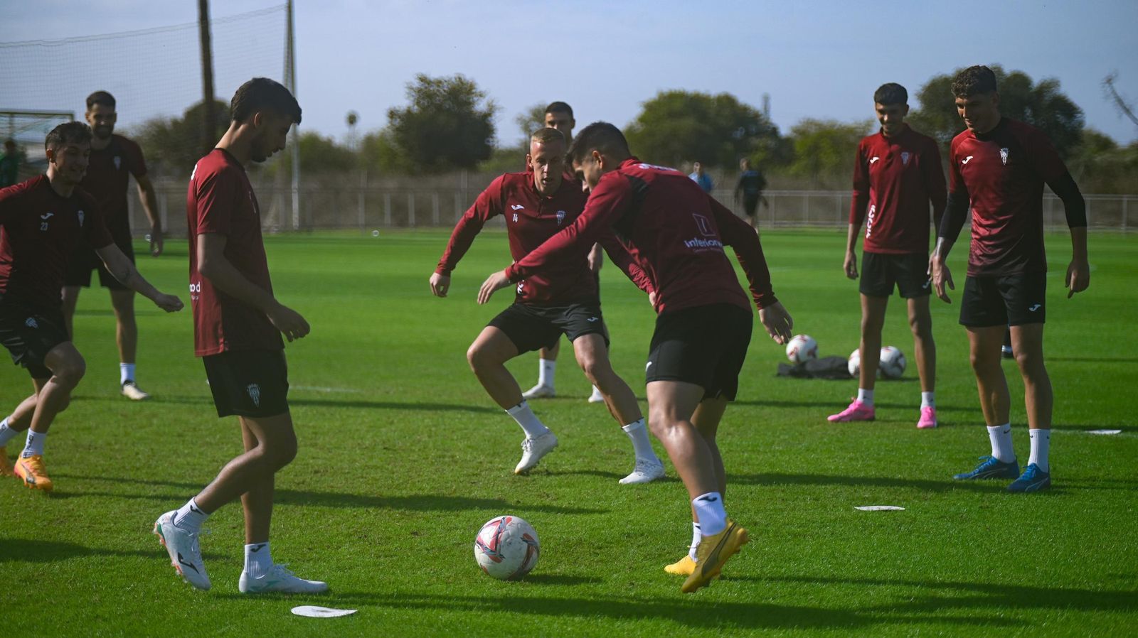 Los jugadores del Córdoba CF hacen un rondo en su entrenamiento previo a la visita al Almería.