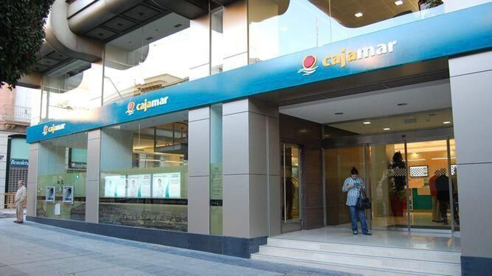 Cajamar adelanta el pago de las pensiones por tercer mes consecutivo.