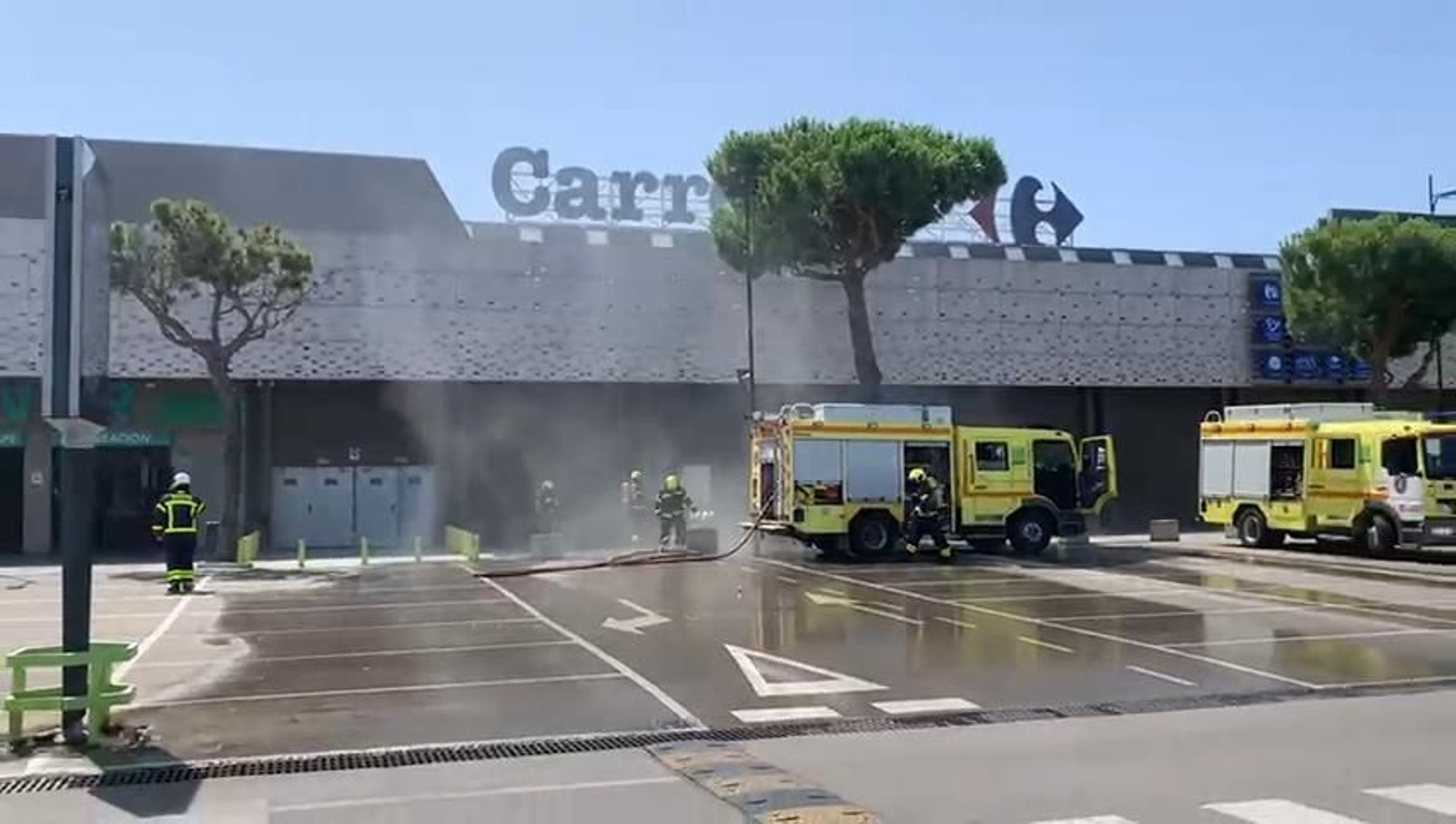 Sale ardiendo un cuadro eléctrico del exterior de Carrefour Sur en Jerez