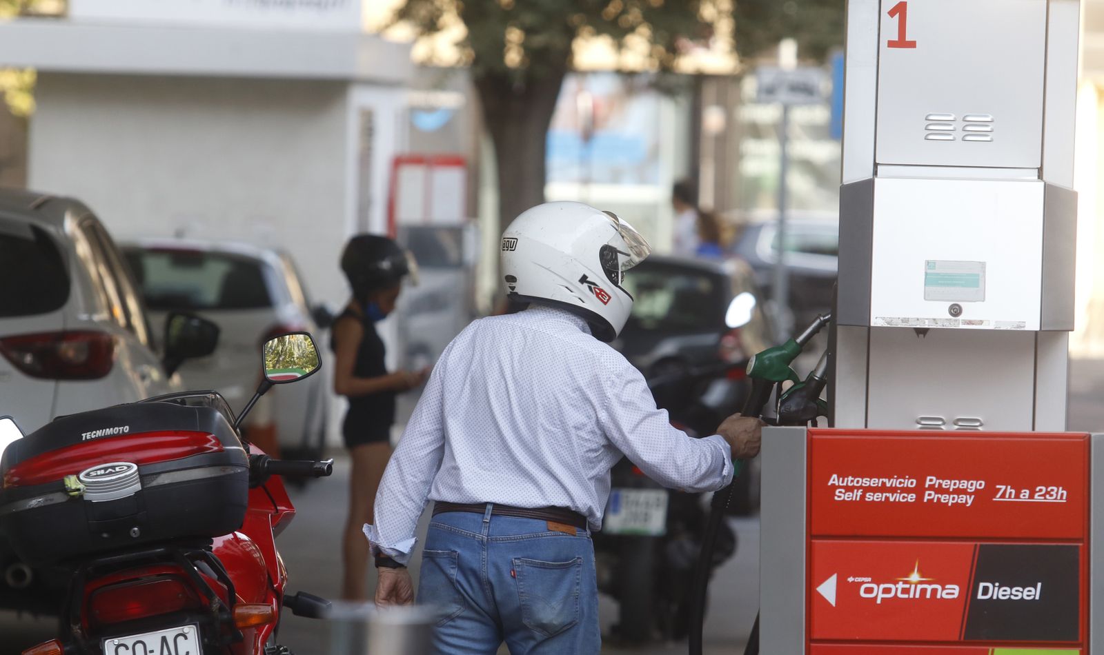 Un hombre llena el depósito de su moto en una gasolinera de Córdoba.
