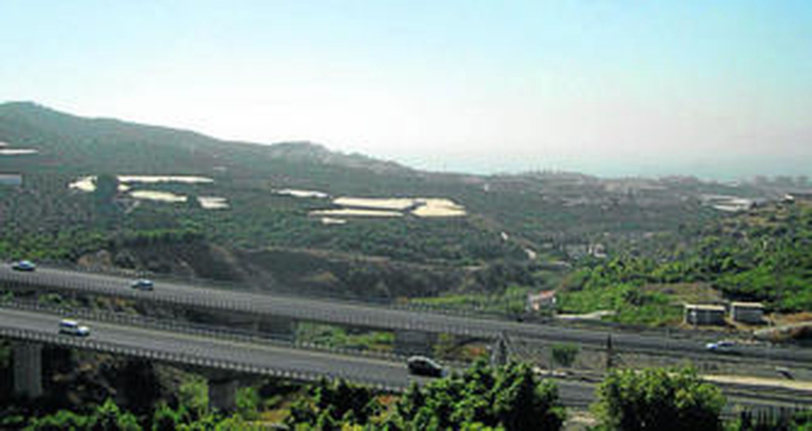 Panorámica de Torrox con la autovía en primer plano.