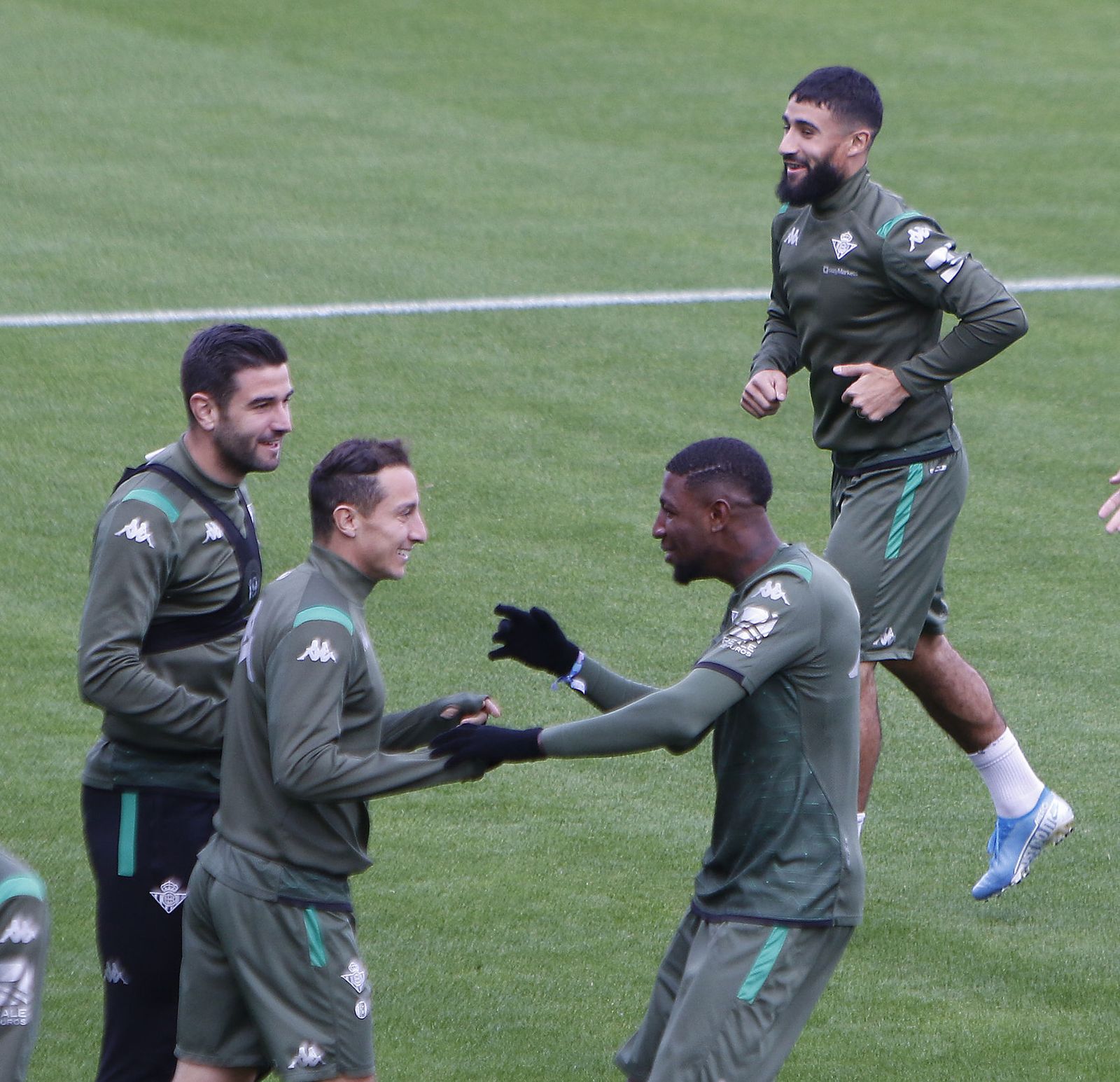 Emerson bromea con Guardado y Barragán en un entrenamiento.