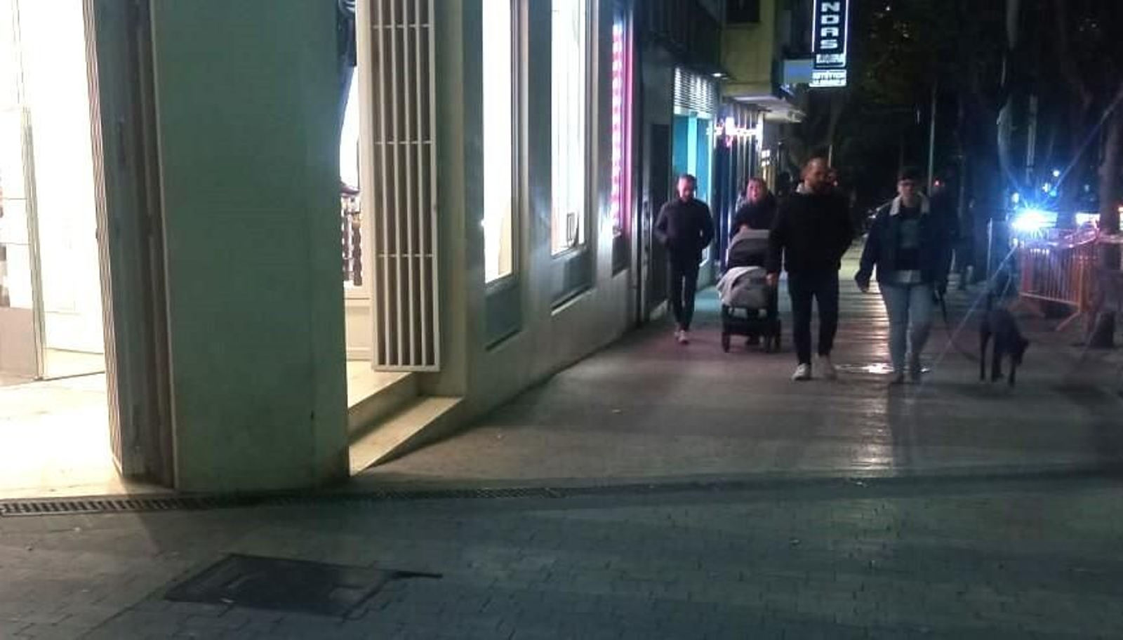 Comercios y viandantes en Roldán y Marín.