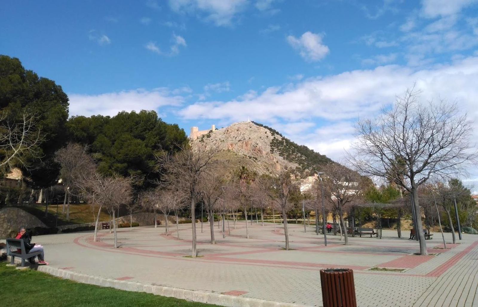 El Parque del Seminario con el Castillo de Santa Catalina y la Cruz de Jaén al fondo.