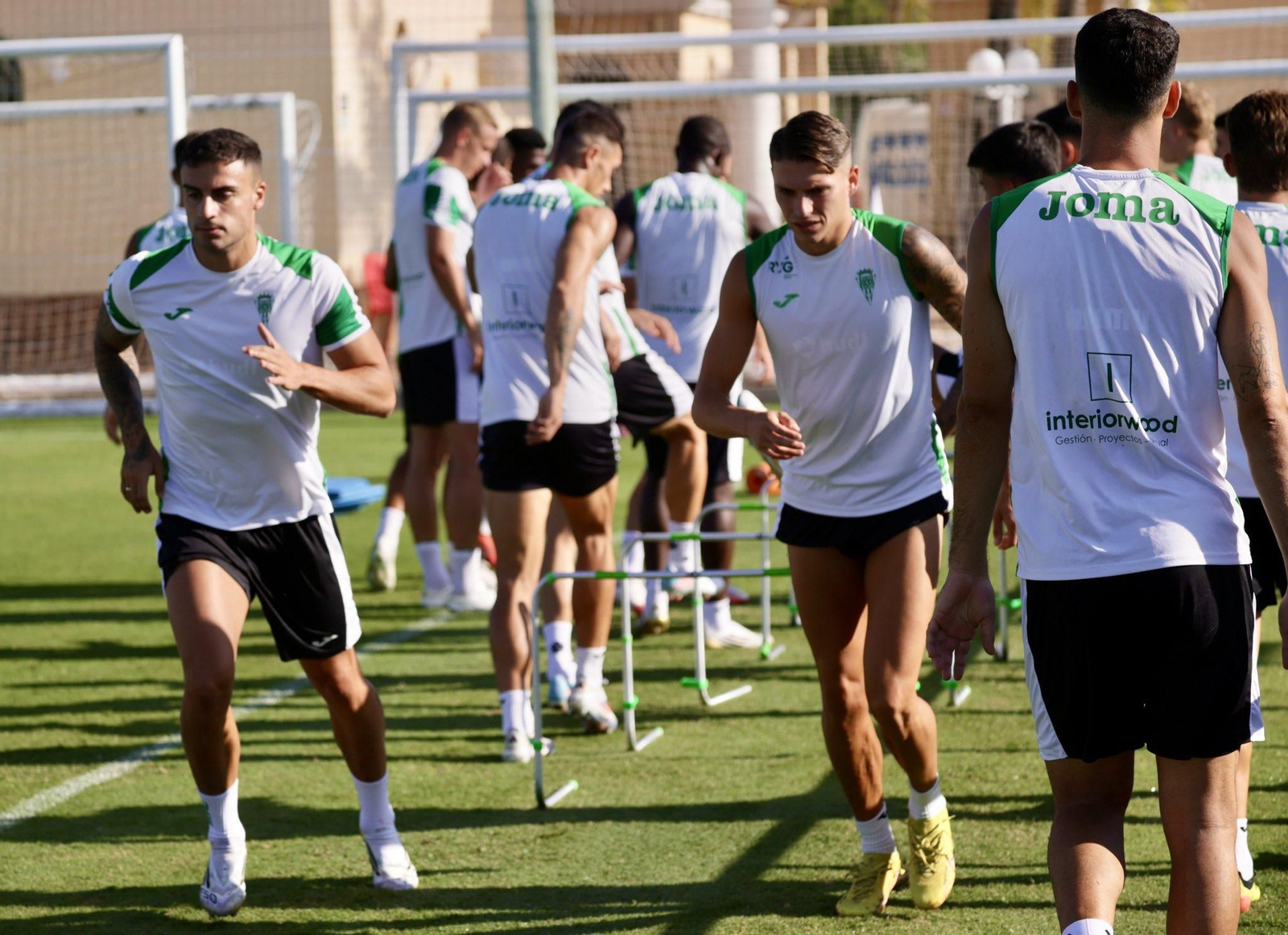 Álex Sala se ejercita junto a Carlos Isaac en Oliva. Álex Sala se ejercita junto a Carlos Isaac en Oliva.