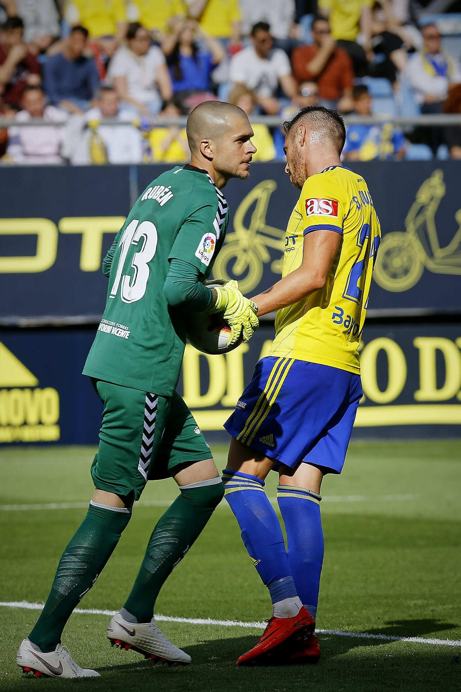Partido de fútbol entre  Cádiz C.F. y C.A. Osasuna