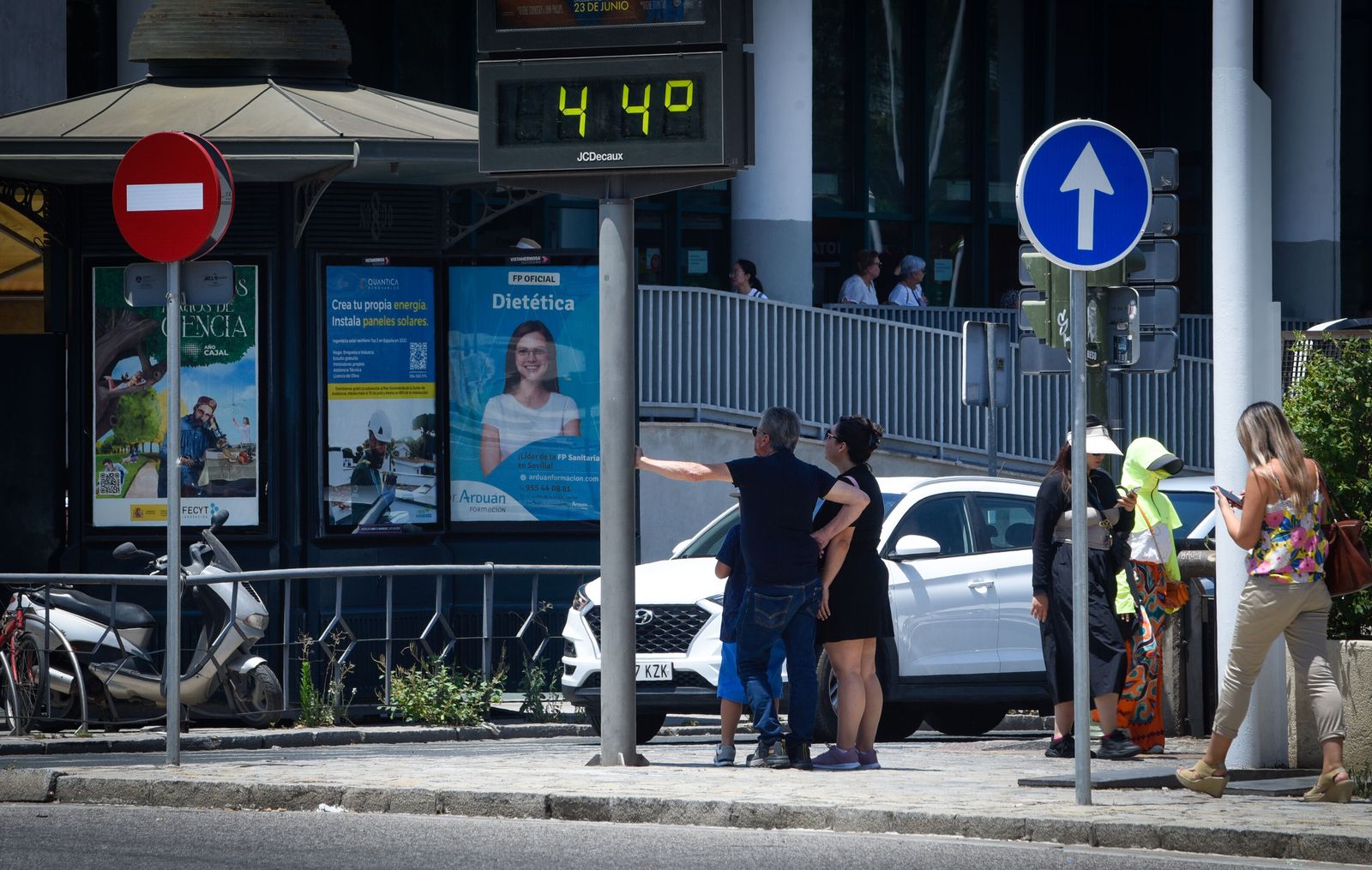 Un termómetro de la capital marca 44 grados en las horas centrales del día.