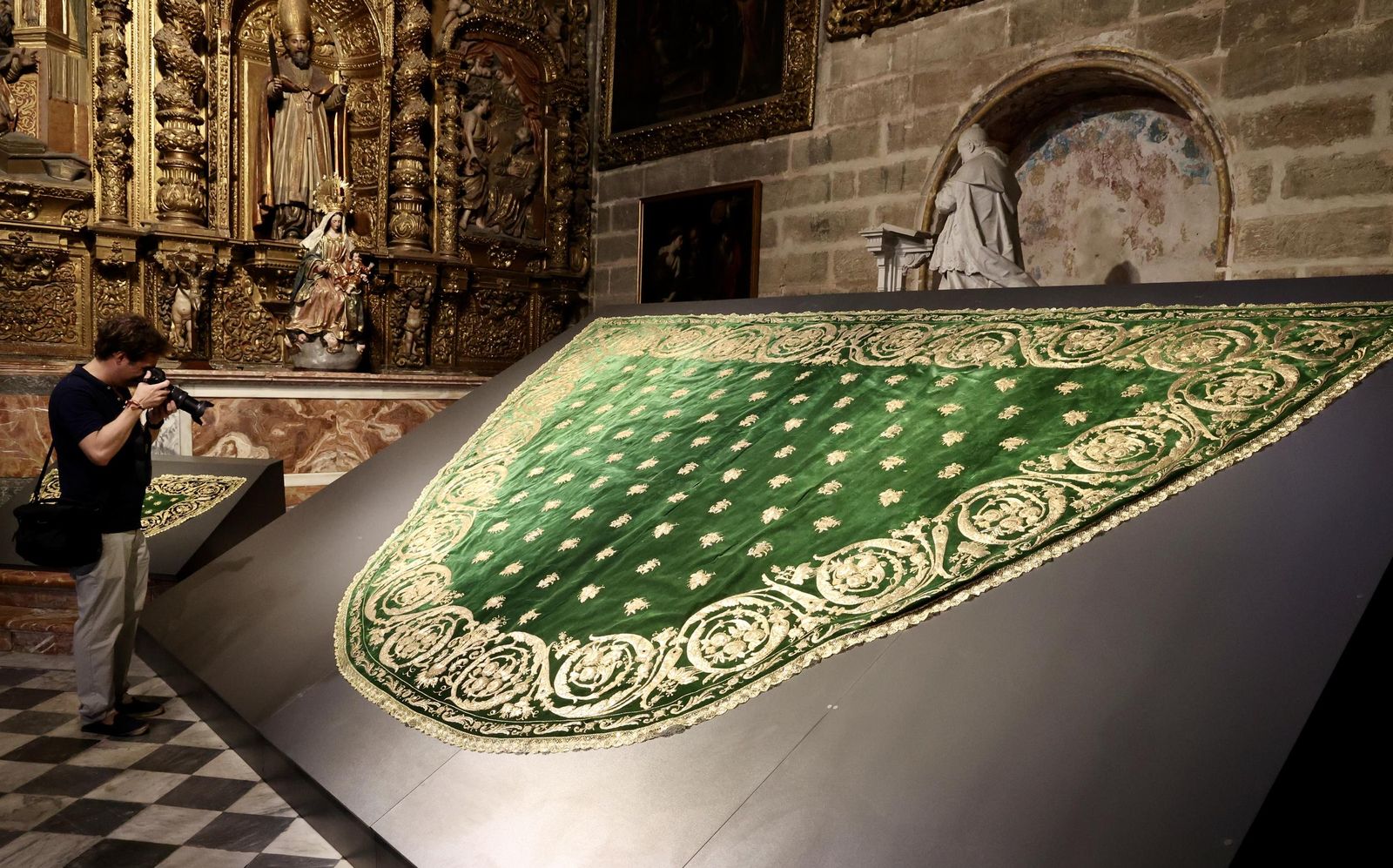 Restauración del manto verde de la Virgen de los Reyes