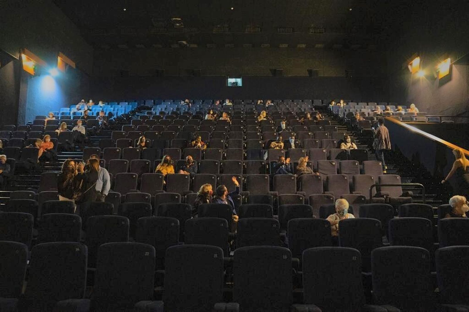Espectadores en una sala de cine.