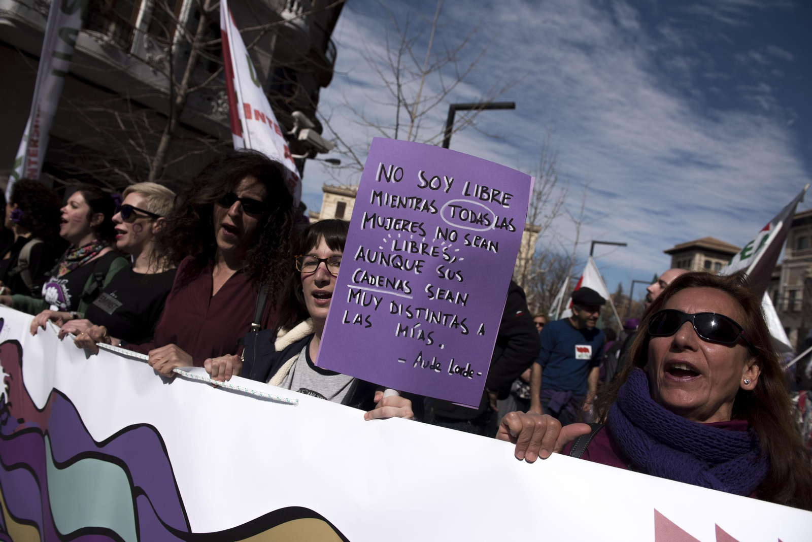 Granada se tiñe de morado con la ola feminista