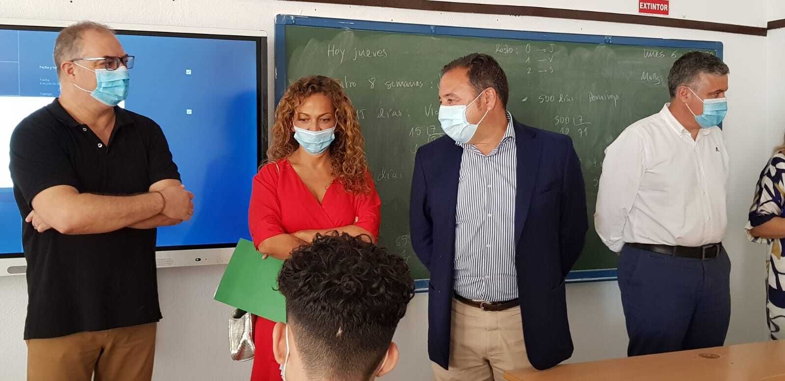 Ricardo Sánchez y Marta Escrivá, en el centro de la imagen, durante la visita al IES Los Alcores.