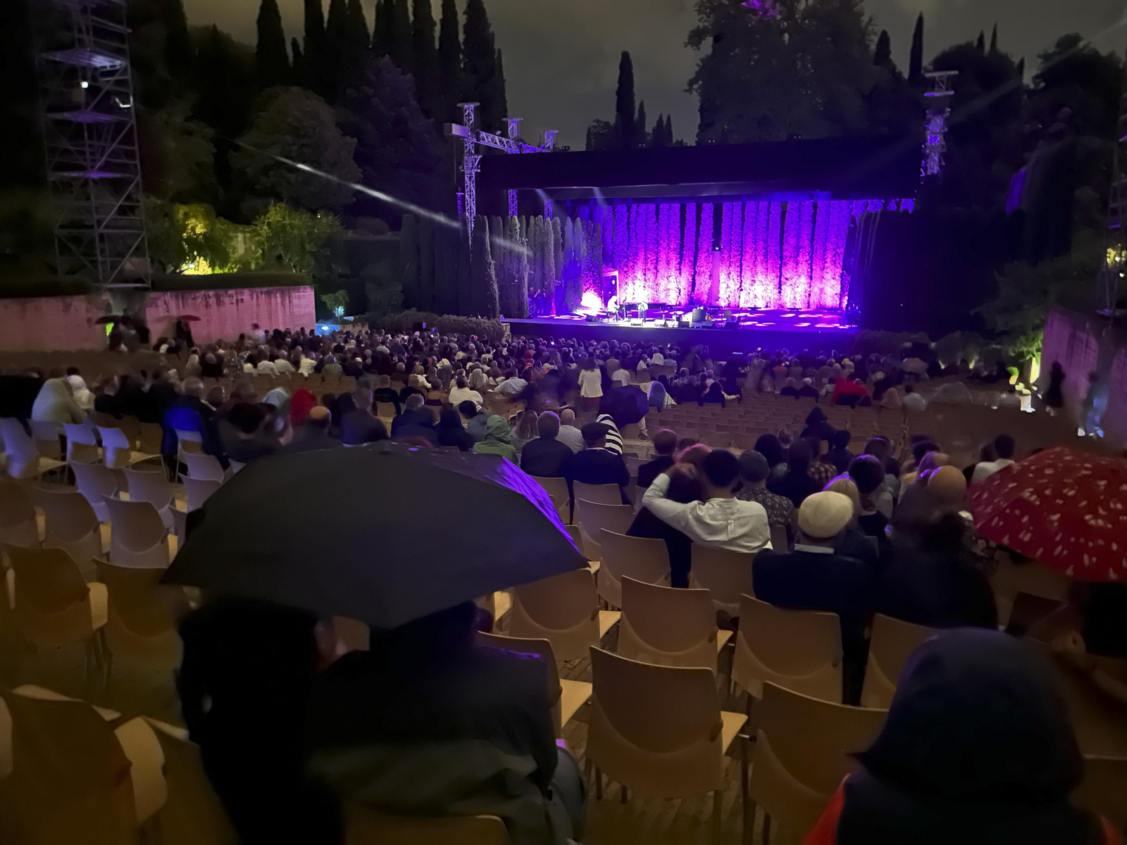 Así ha sido el concierto de Elvis Costello en Granada antes de su suspensión por la lluvia