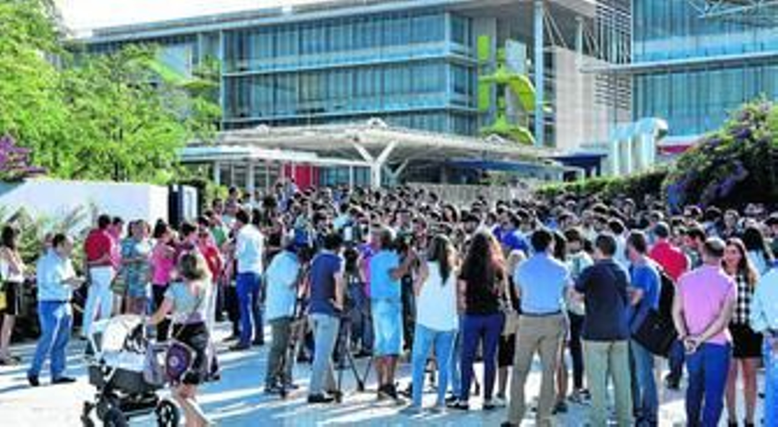 Concentración de trabajadores de Abengoa en protesta por los ERTE en tres de sus filiales.